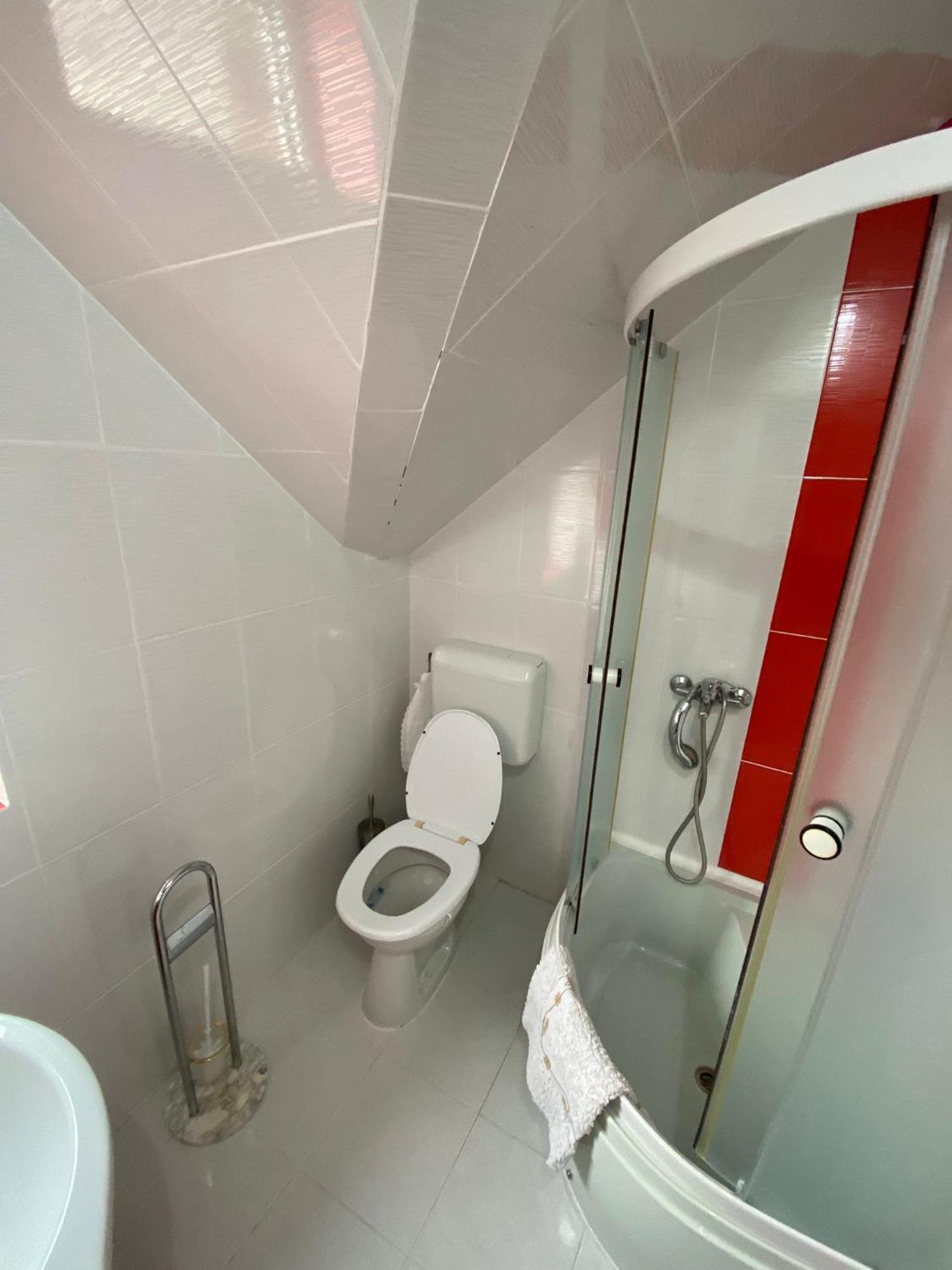 Cosy Bedroom For 2 With Balcony In A Family Villa Turnu Măgurele المظهر الخارجي الصورة