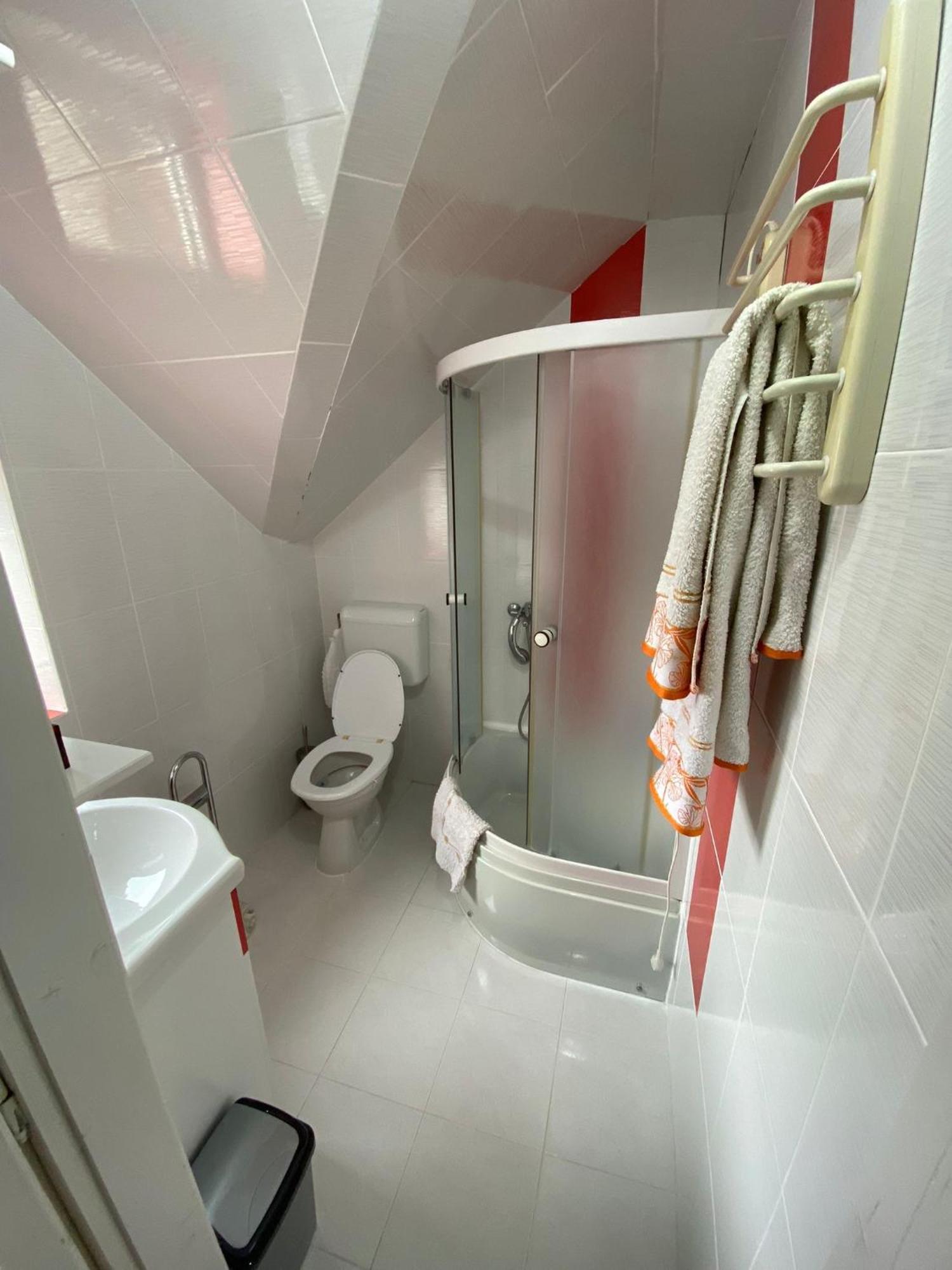 Cosy Bedroom For 2 With Balcony In A Family Villa Turnu Măgurele المظهر الخارجي الصورة