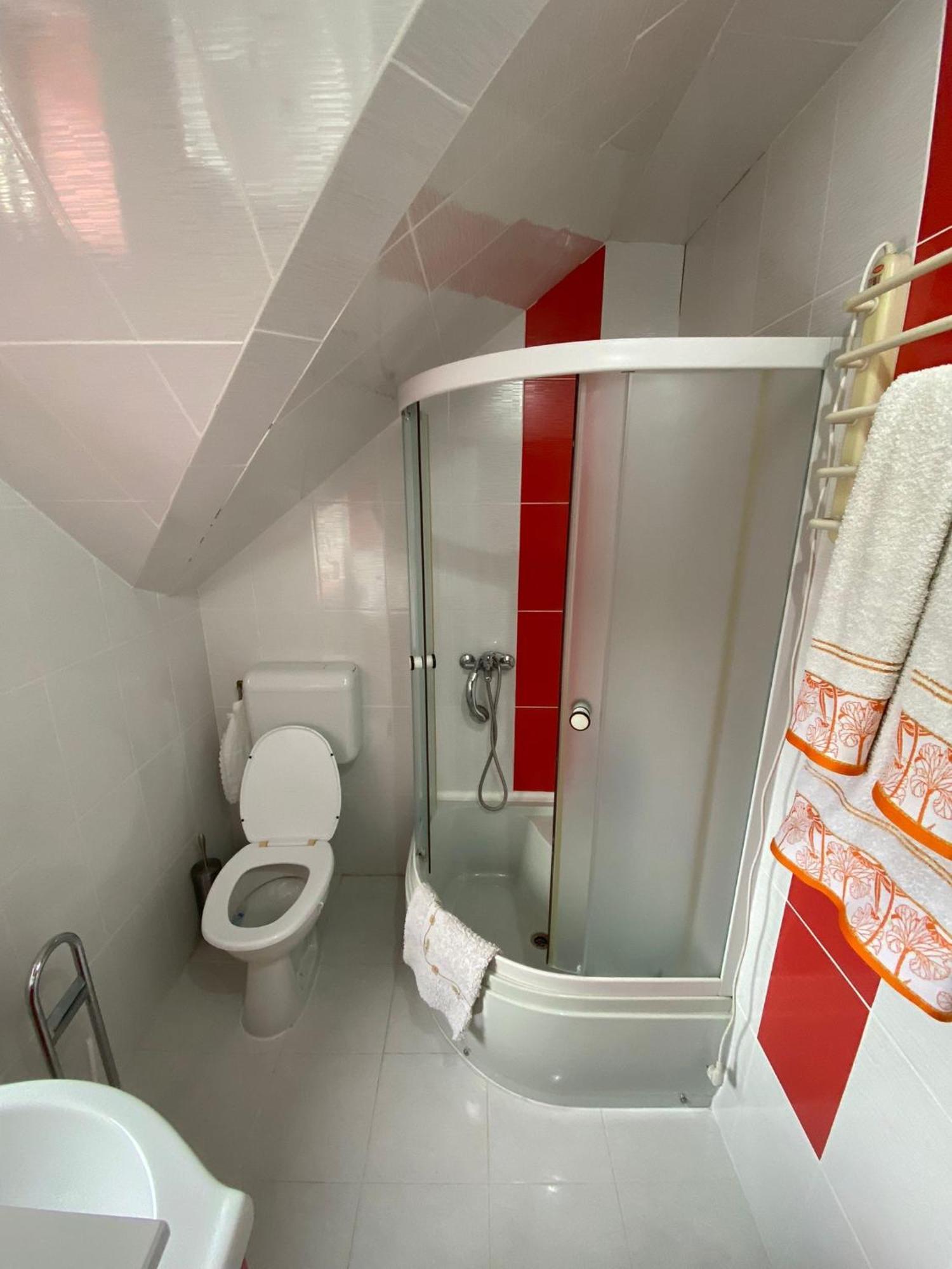Cosy Bedroom For 2 With Balcony In A Family Villa Turnu Măgurele المظهر الخارجي الصورة
